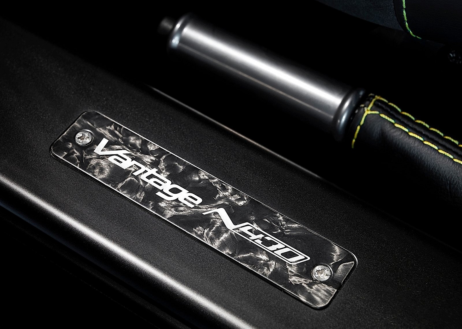 Aston Martin V8 Vantage photo 21