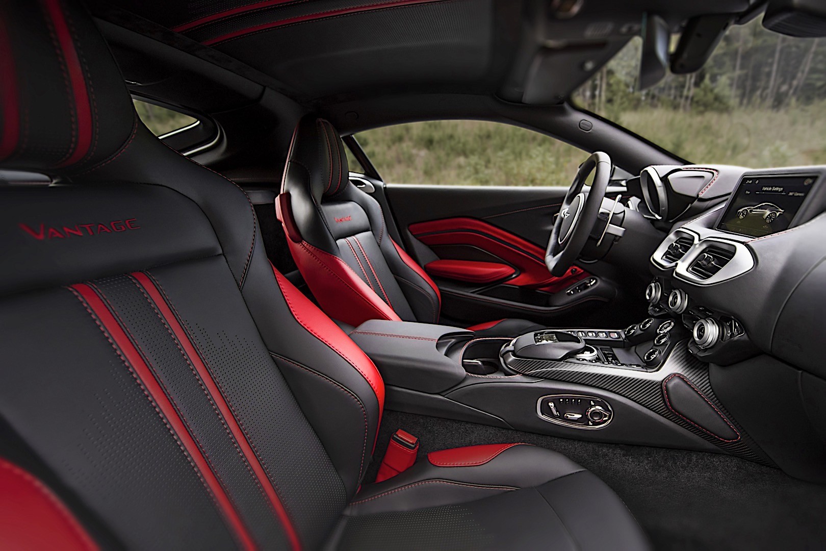 Aston Martin V8 Vantage photo 36