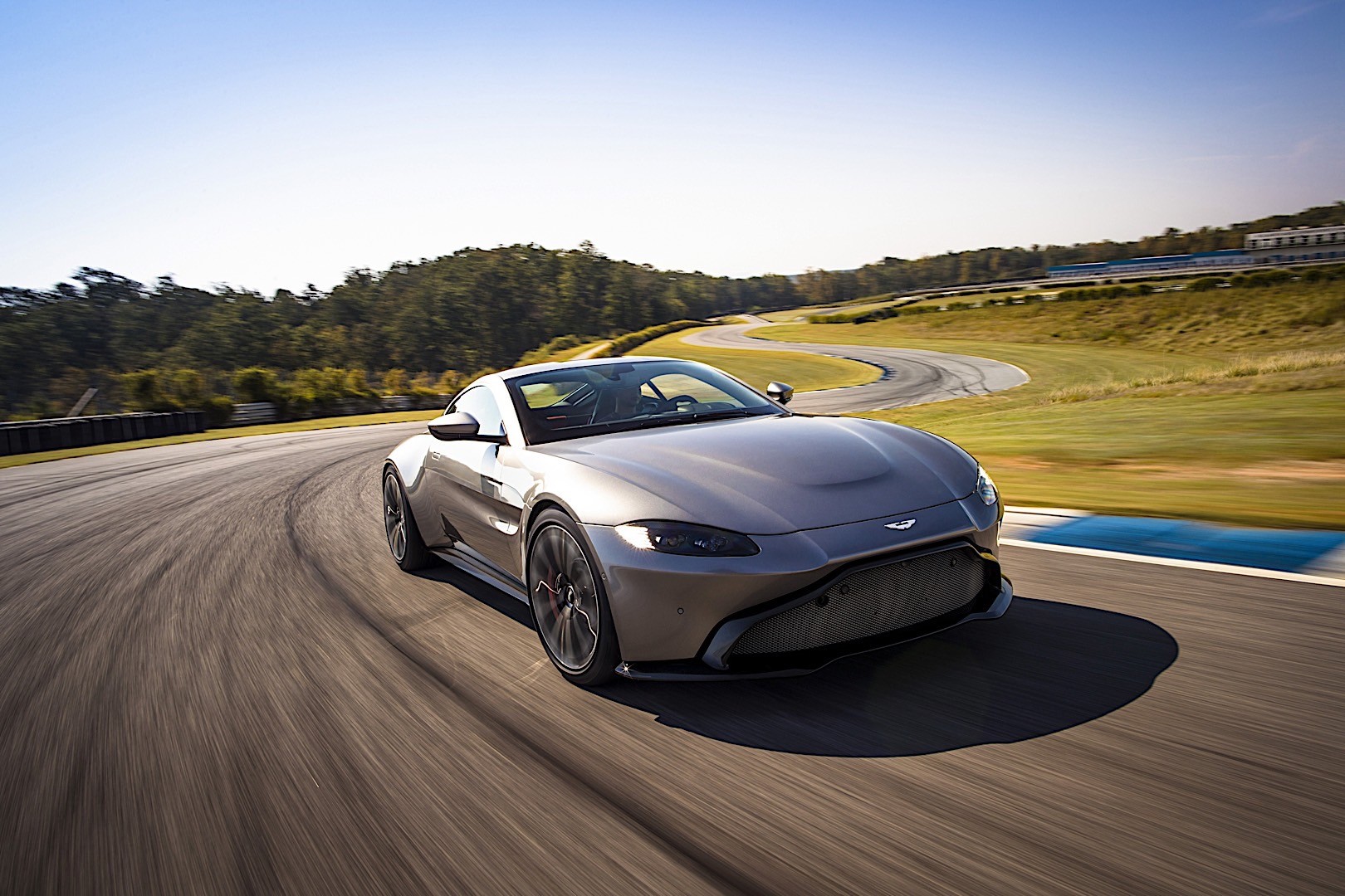 Aston Martin V8 Vantage photo 5