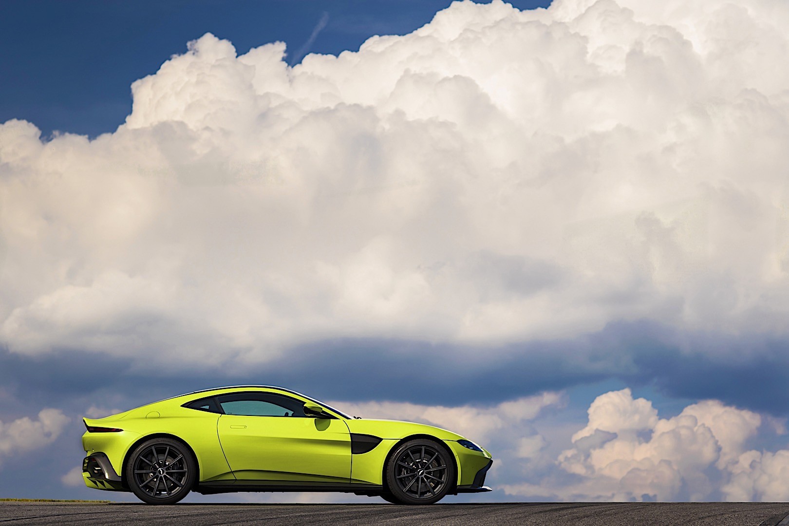 Aston Martin V8 Vantage photo 7