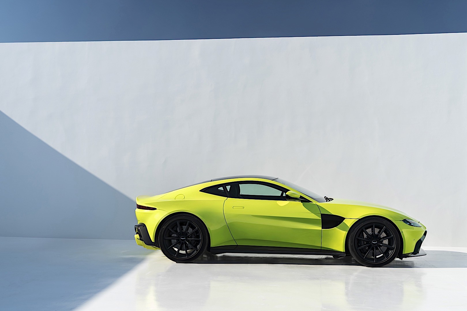 Aston Martin V8 Vantage photo 8
