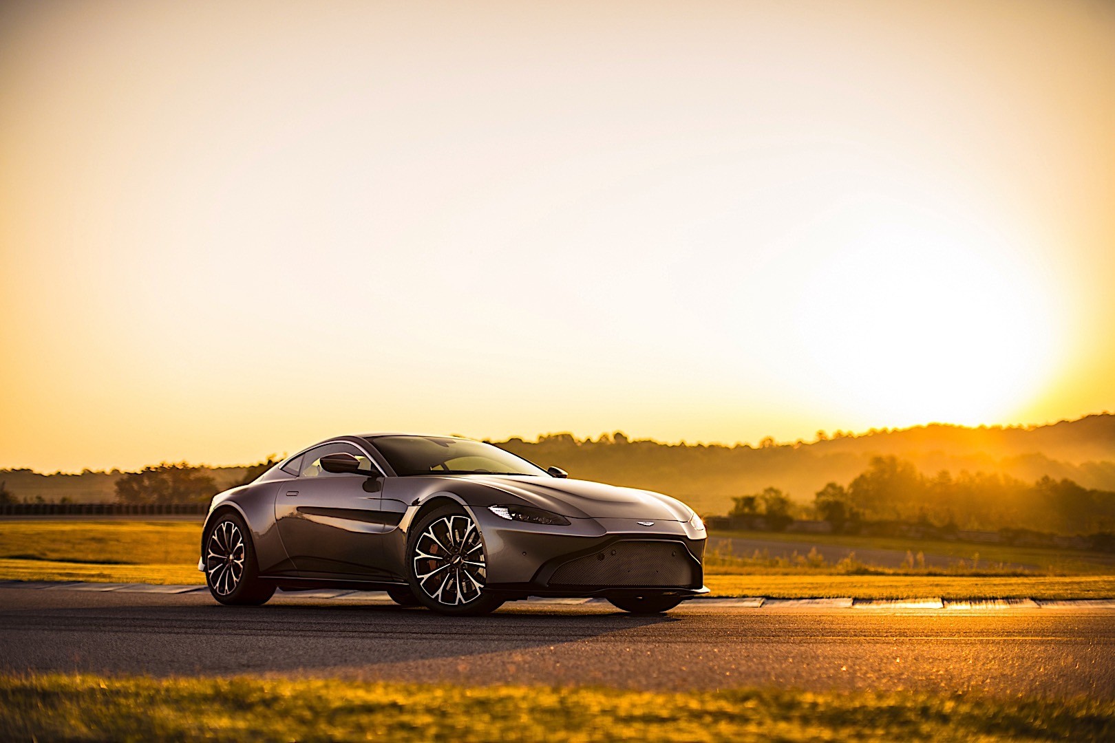 Aston Martin V8 Vantage photo 9