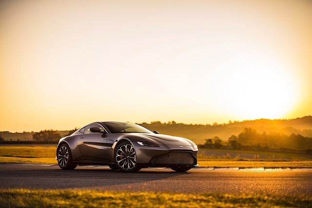 Aston Martin V8 Vantage photo 9