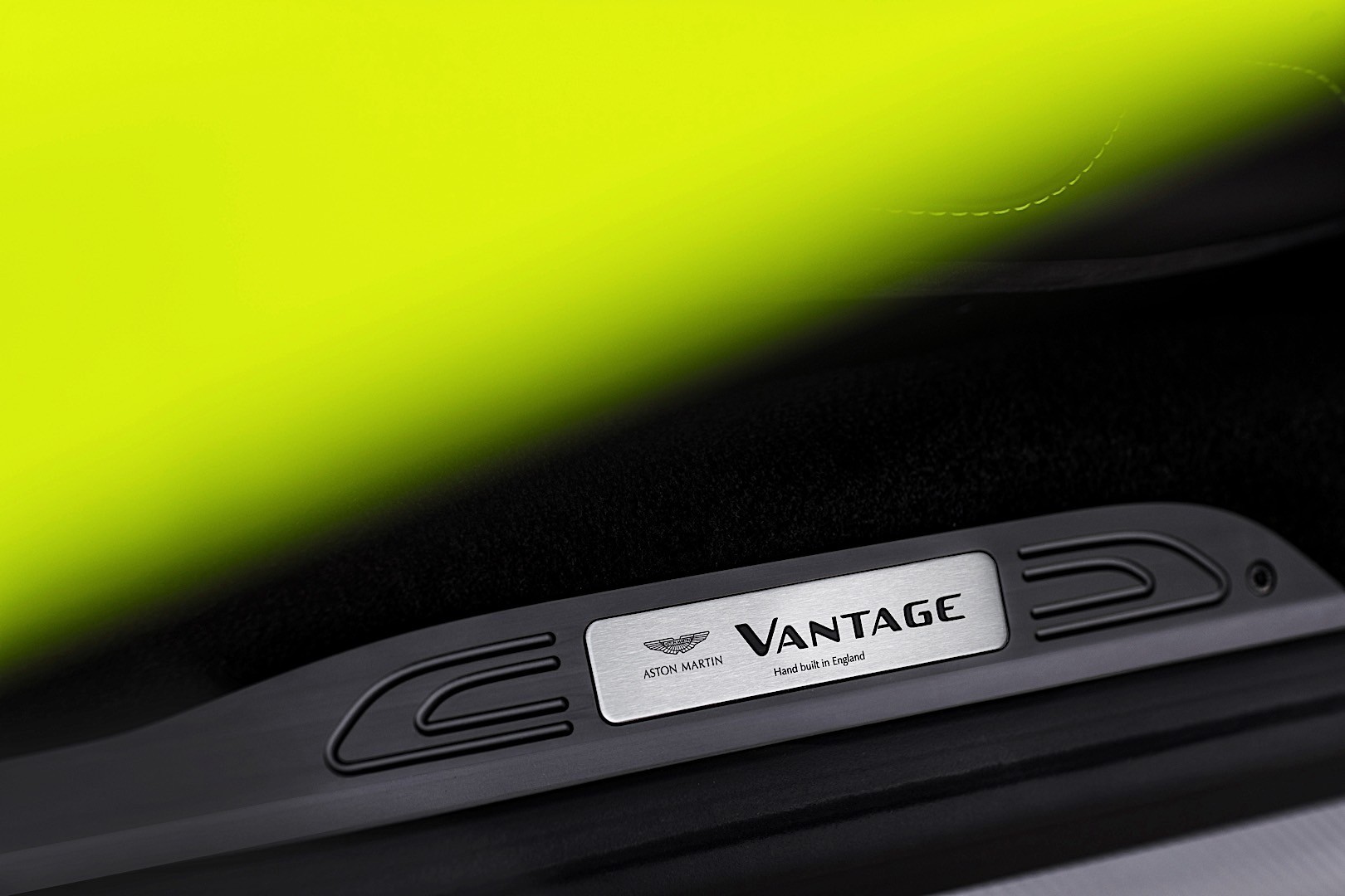Aston Martin V8 Vantage photo 10
