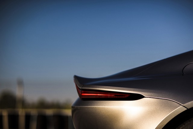 Aston Martin V8 Vantage photo 11