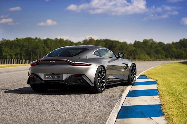 Aston Martin V8 Vantage photo 12
