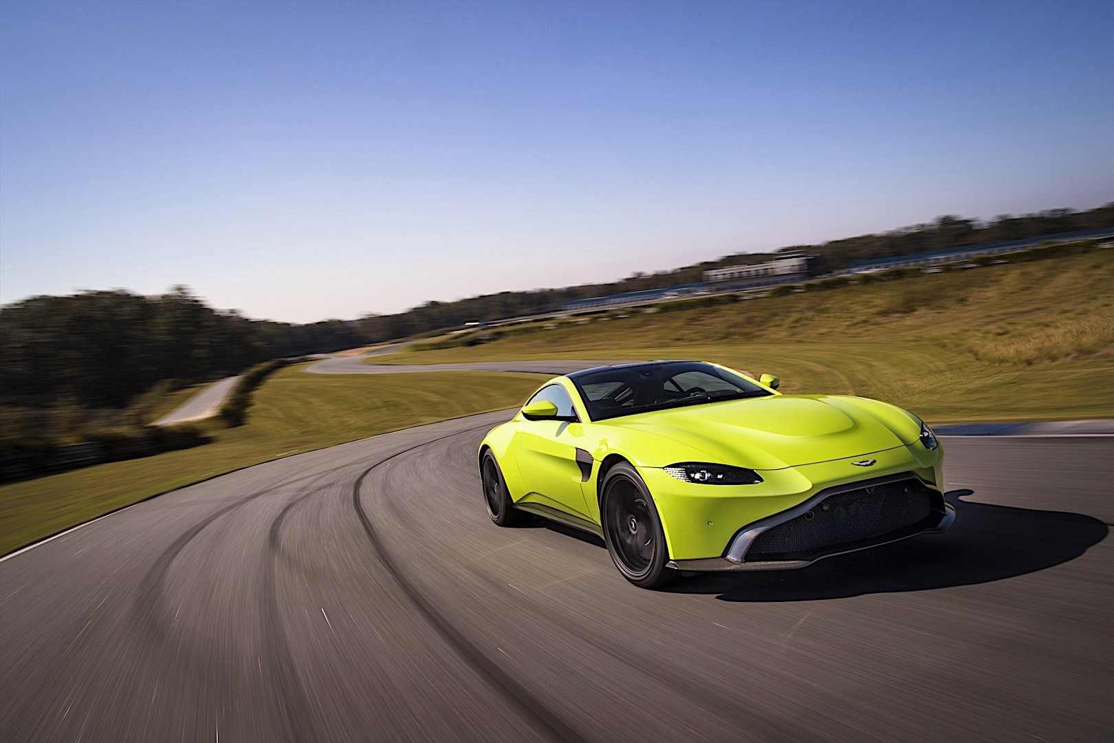 Aston Martin V8 Vantage photo 13