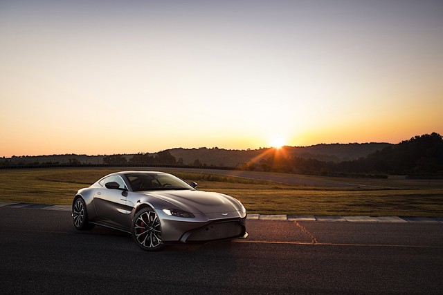 Aston Martin V8 Vantage photo 14