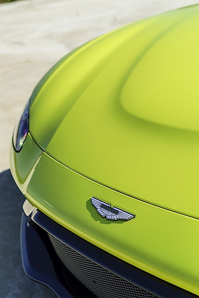 Aston Martin V8 Vantage photo 15