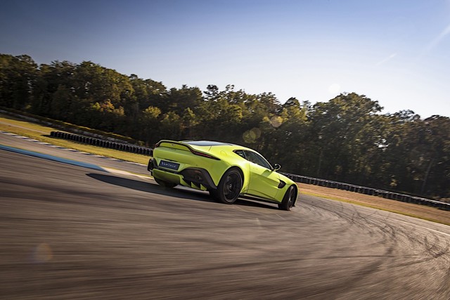 Aston Martin V8 Vantage photo 16