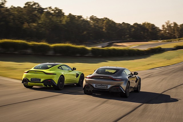 Aston Martin V8 Vantage photo 18