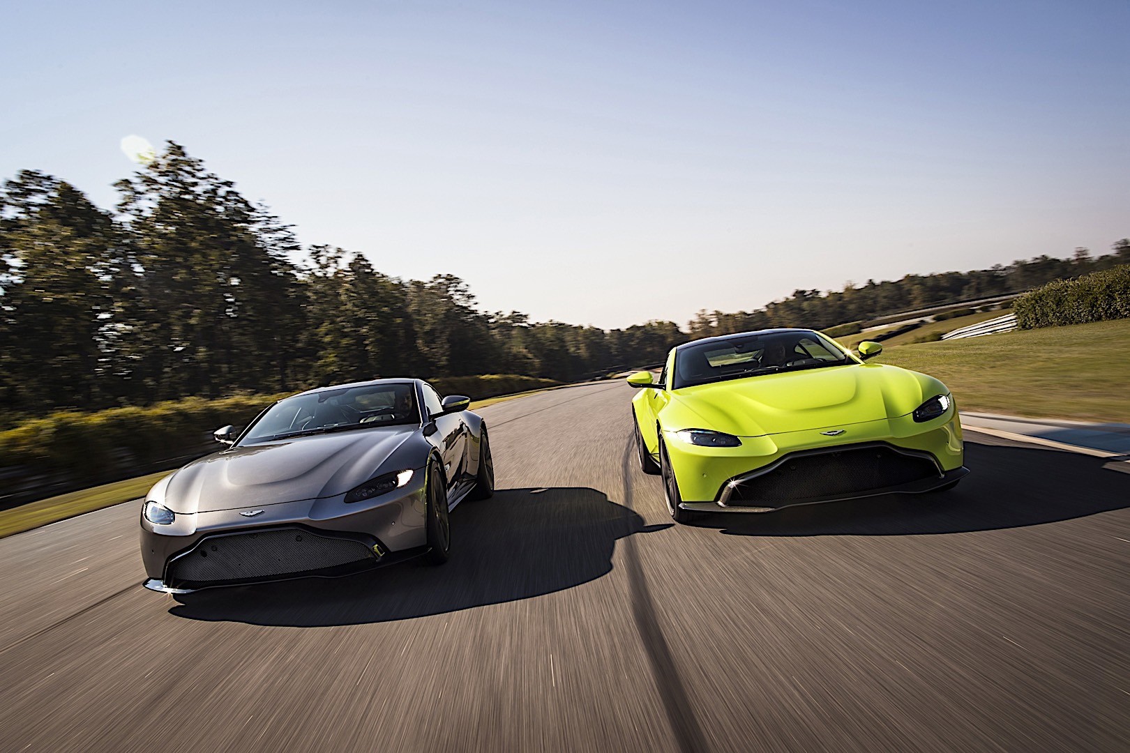 Aston Martin V8 Vantage photo 19