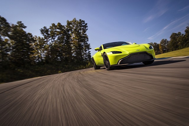 Aston Martin V8 Vantage photo 22