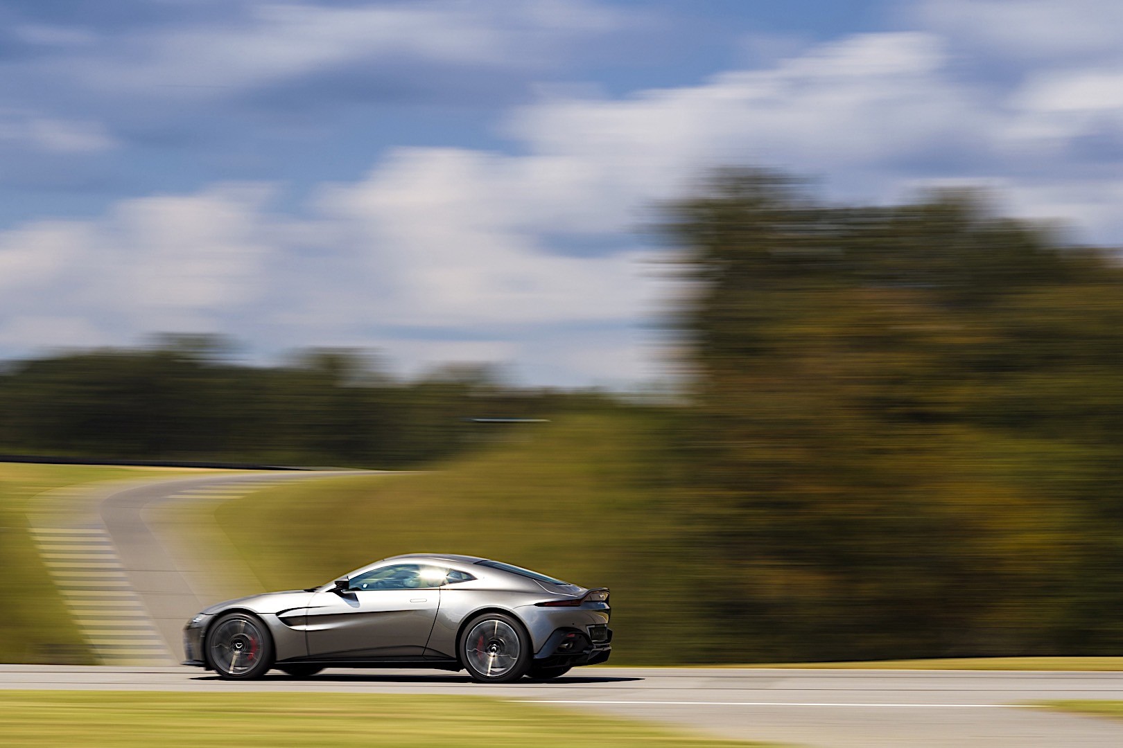 Aston Martin V8 Vantage photo 23