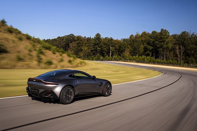 Aston Martin V8 Vantage photo 24