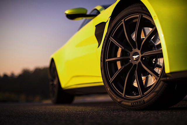 Aston Martin V8 Vantage photo 25