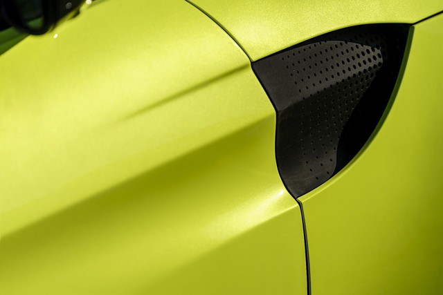 Aston Martin V8 Vantage photo 27