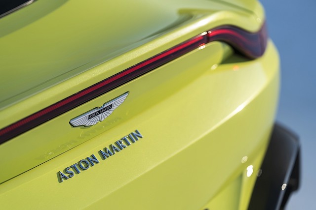 Aston Martin V8 Vantage photo 28