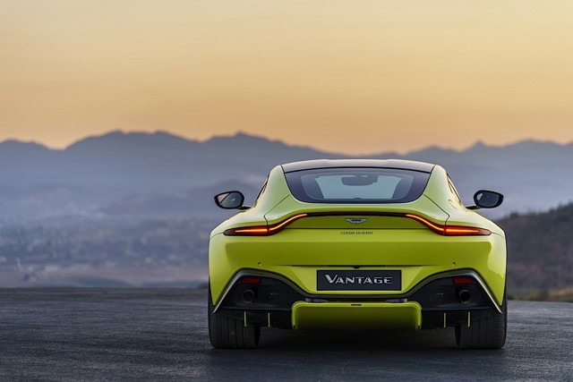 Aston Martin V8 Vantage photo 29