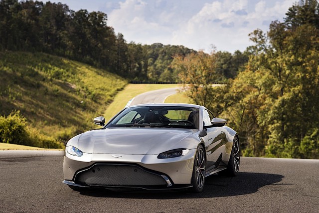 Aston Martin V8 Vantage photo 30