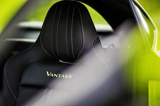 Aston Martin V8 Vantage photo 31