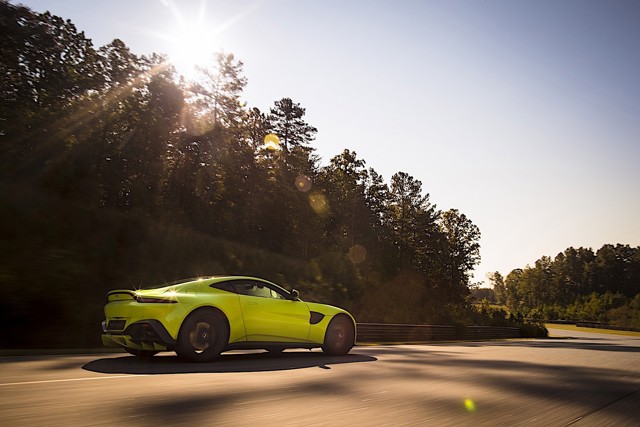 Aston Martin V8 Vantage photo 32