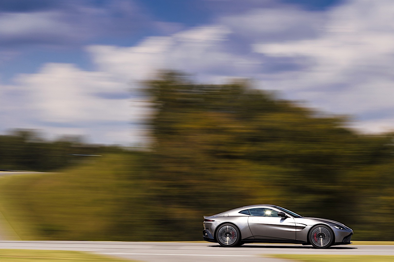 Aston Martin V8 Vantage photo 33