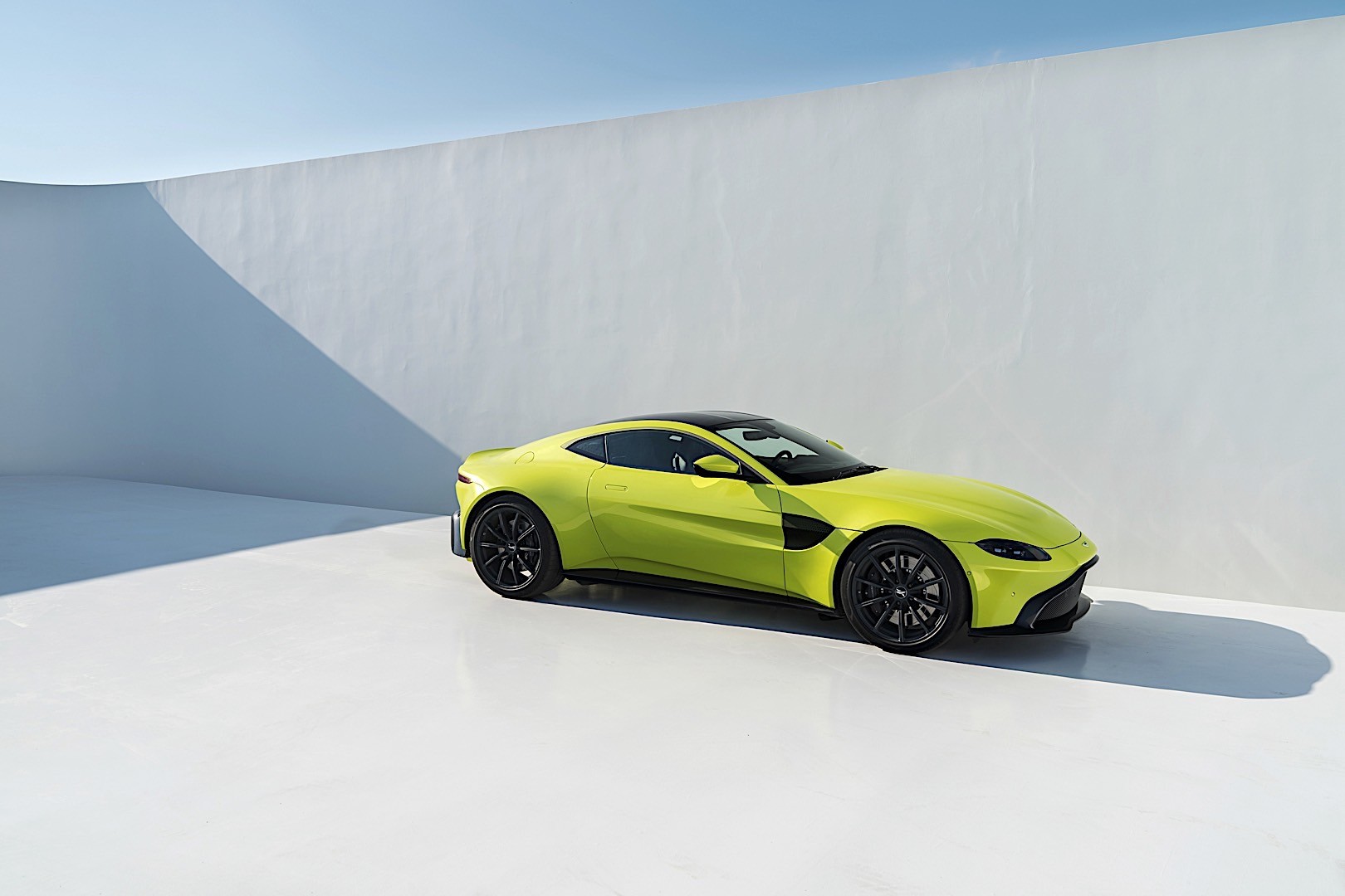 Aston Martin V8 Vantage photo 34