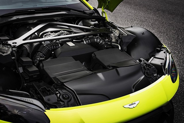 Aston Martin V8 Vantage photo 39