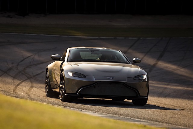 Aston Martin V8 Vantage photo 35