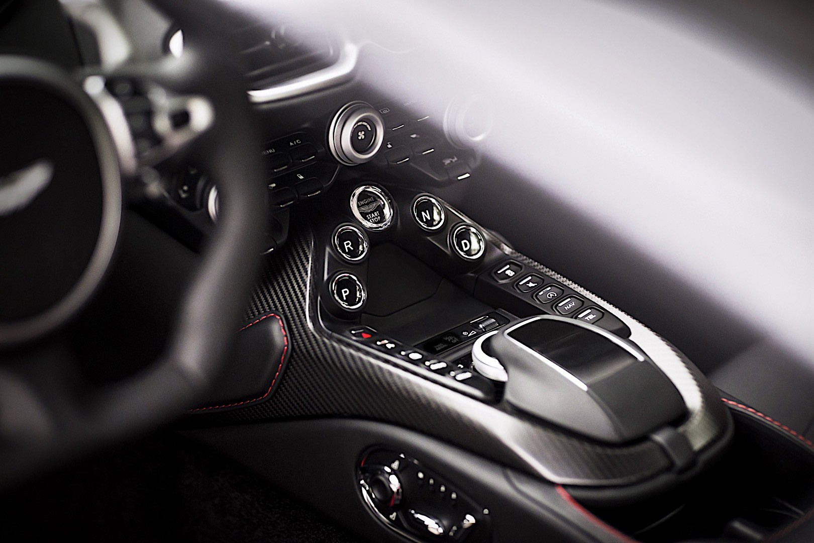 Aston Martin V8 Vantage photo 40