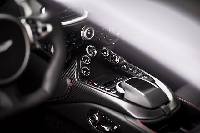 Aston Martin V8 Vantage photo 40