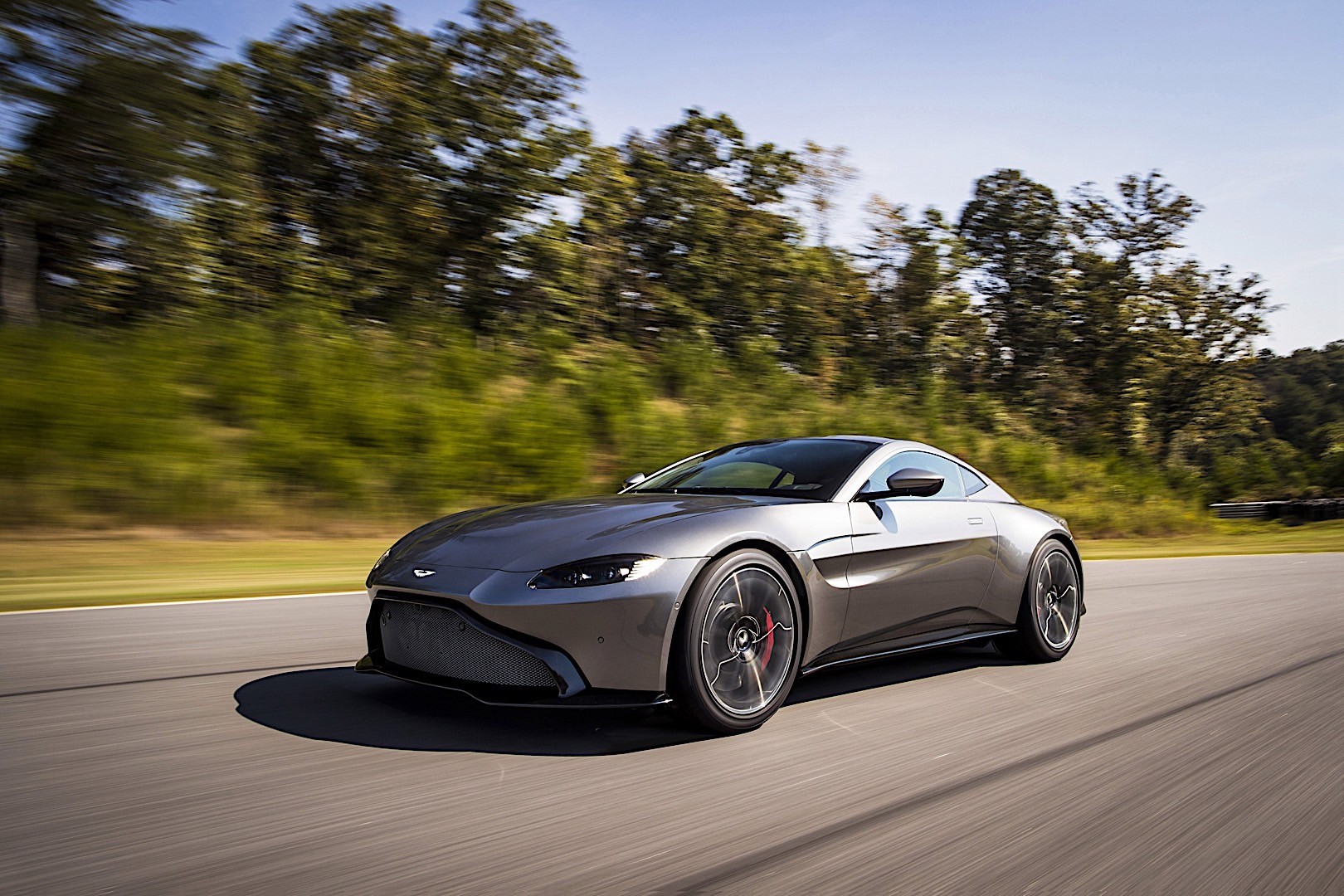 Aston Martin V8 Vantage photo 2