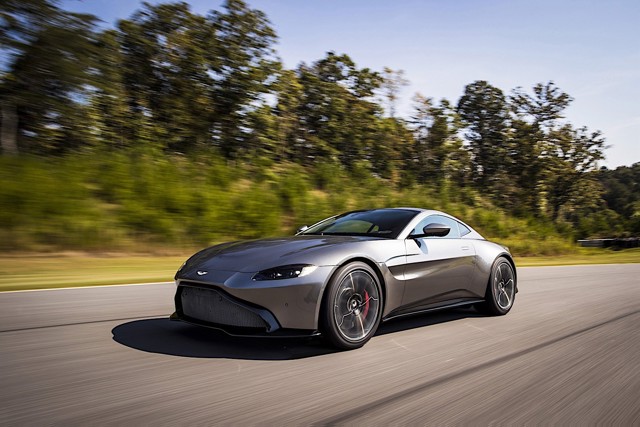 Aston Martin V8 Vantage photo 2