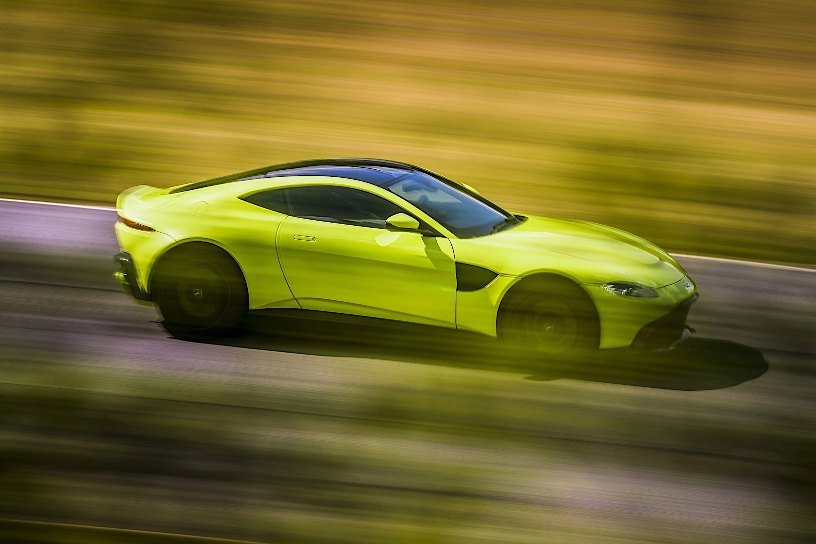 Aston Martin V8 Vantage photo 3