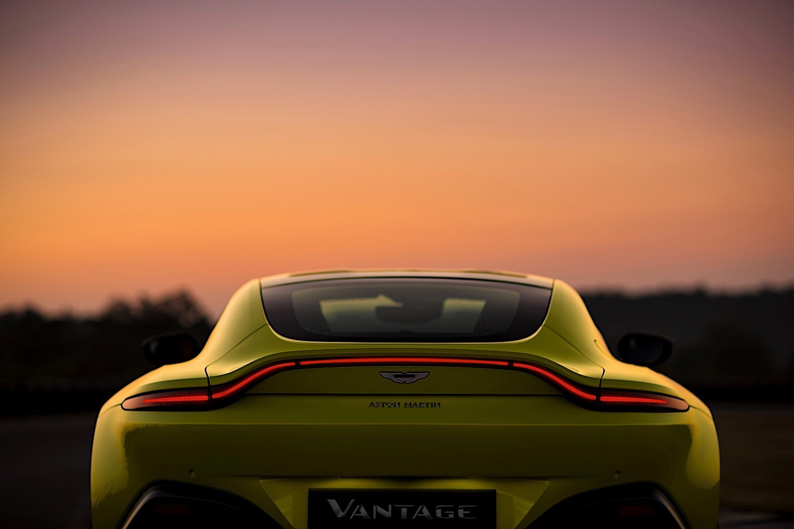 Aston Martin V8 Vantage photo 4