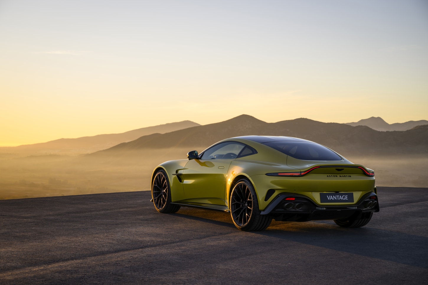 Aston Martin V8 Vantage photo 18