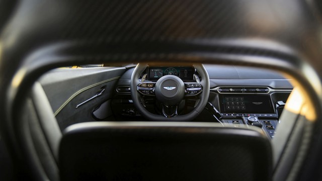 Aston Martin V8 Vantage photo 27