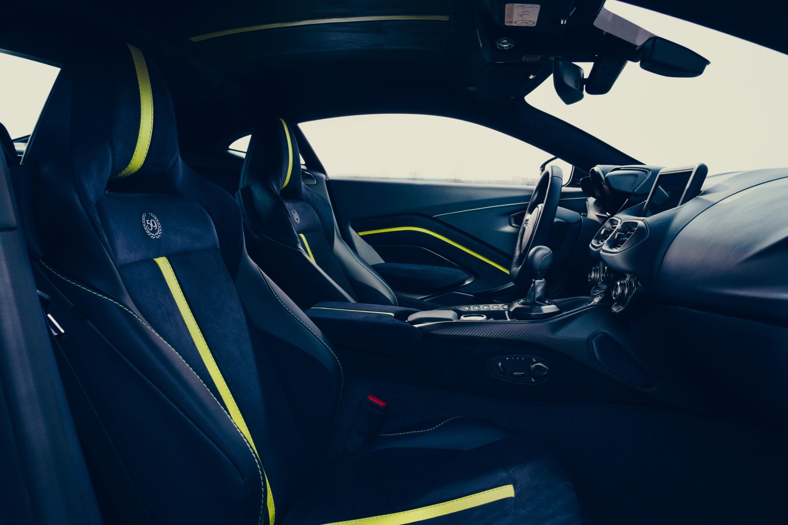 Aston Martin V8 Vantage photo 13