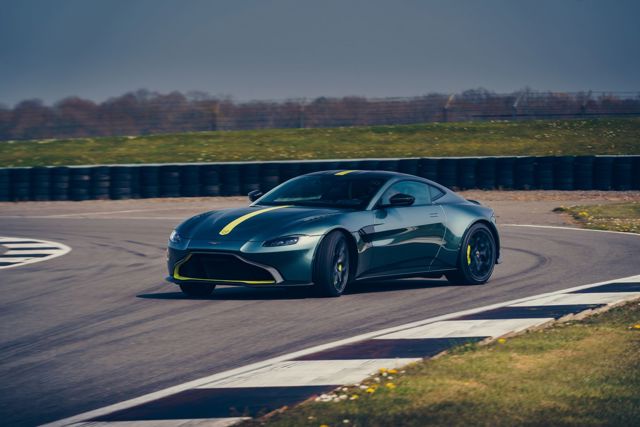 Aston Martin V8 Vantage photo 11