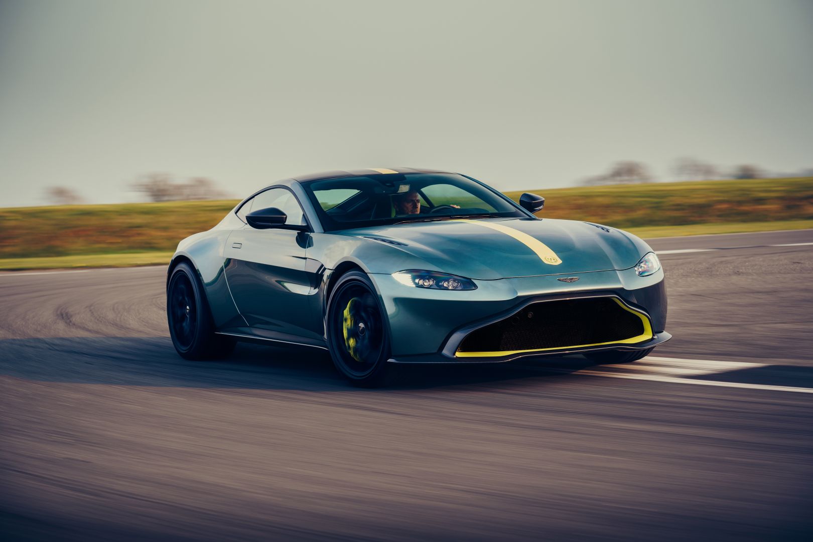 Aston Martin V8 Vantage photo 12