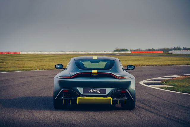 Aston Martin V8 Vantage photo 1