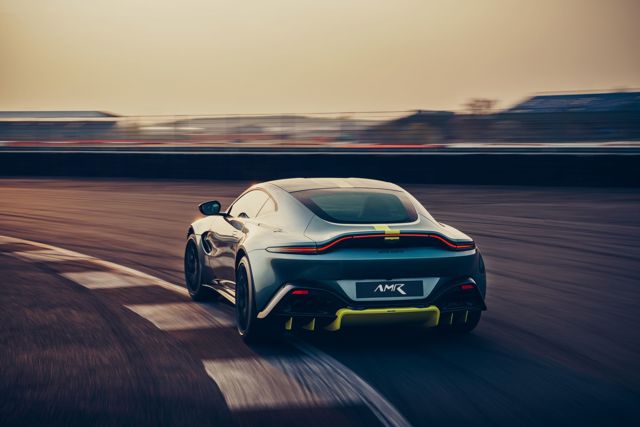 Aston Martin V8 Vantage photo 4