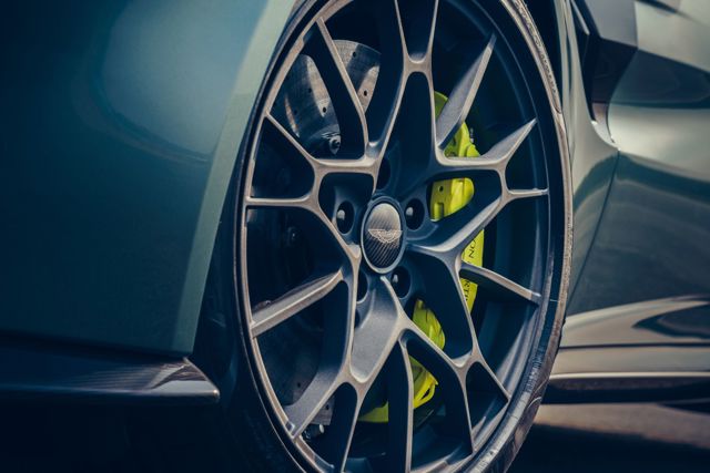 Aston Martin V8 Vantage photo 6