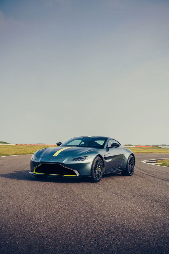 Aston Martin V8 Vantage photo 7