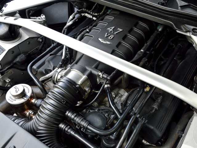 Aston Martin V8 Volante photo 18