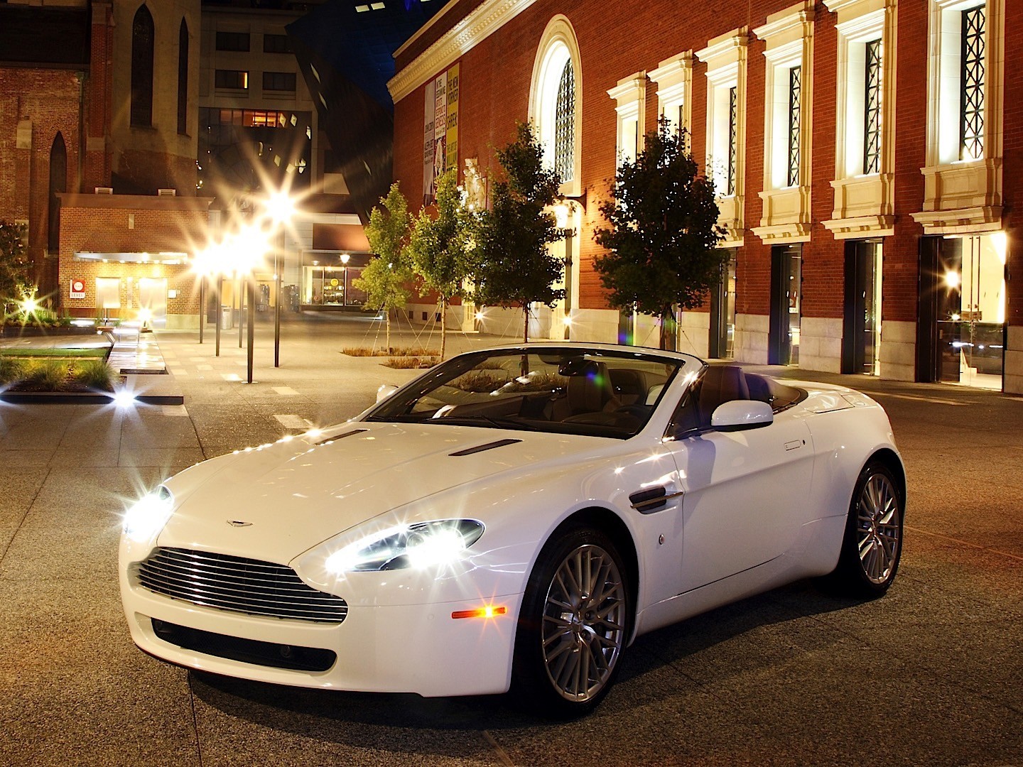 Aston Martin V8 Volante photo 18