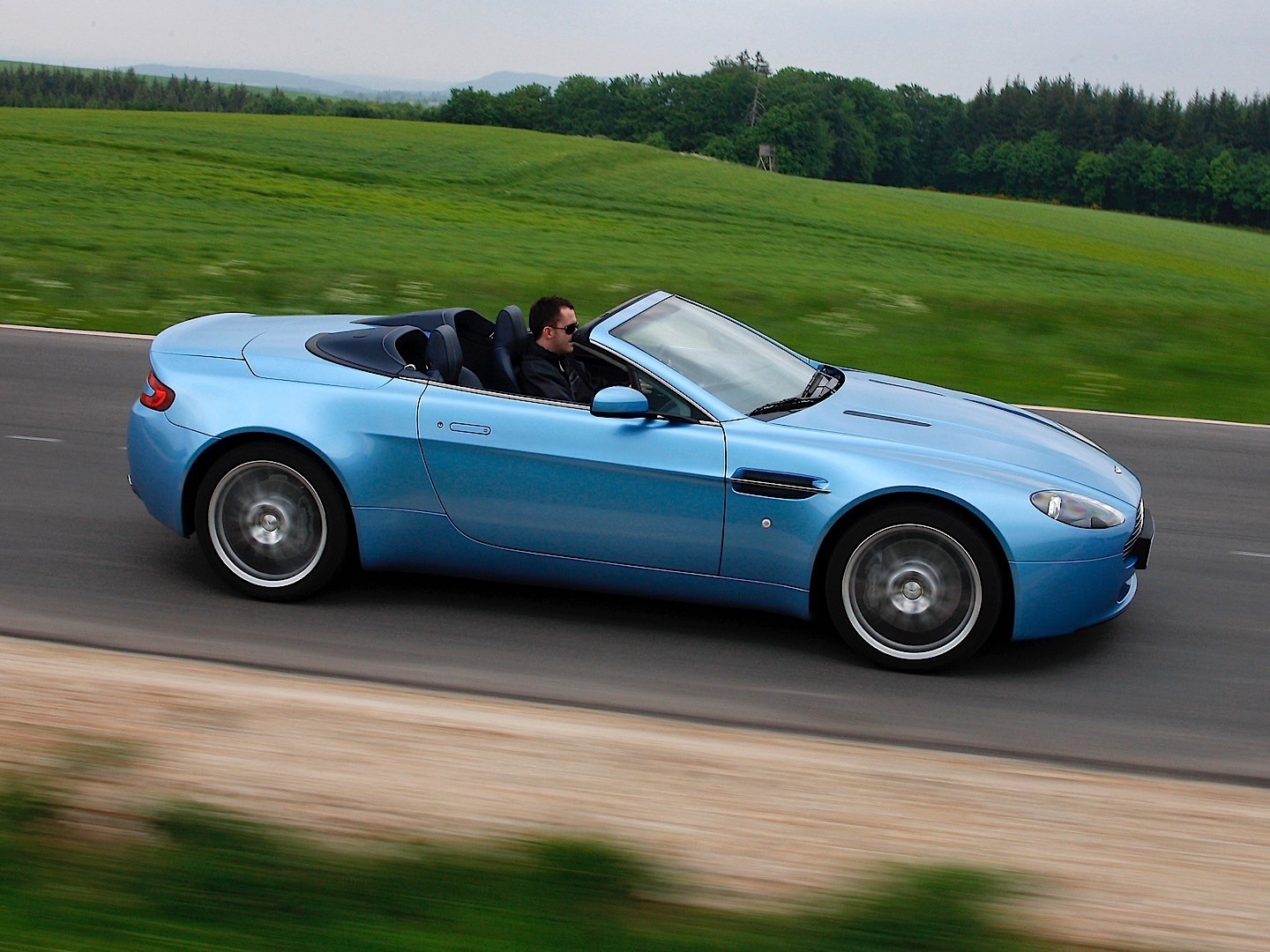 Aston Martin V8 Volante photo 19