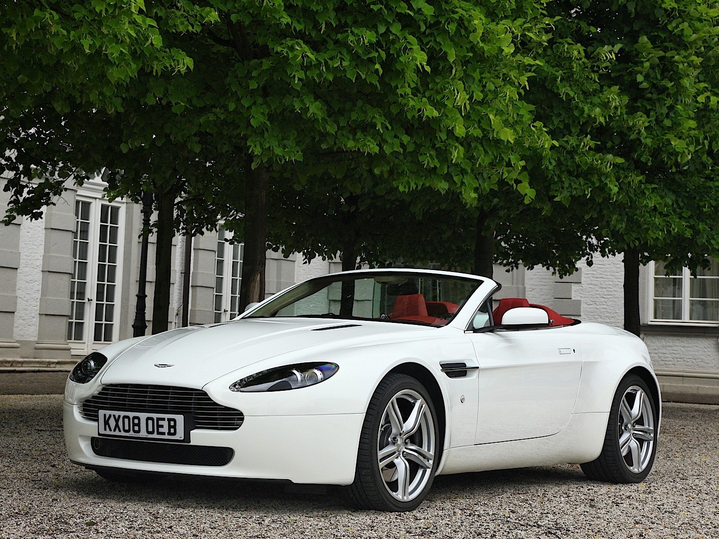 Aston Martin V8 Volante photo 22
