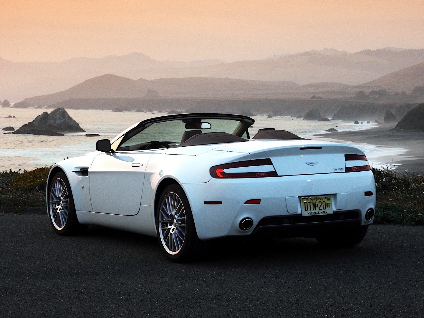 Aston Martin V8 Volante photo 23